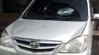 Kondisi mobil anggota FPI yang digunakan dalam insiden di Tol Cikampek. Tampak kaca depan yang berlubang ditembus peluru. (foto: iNews)
