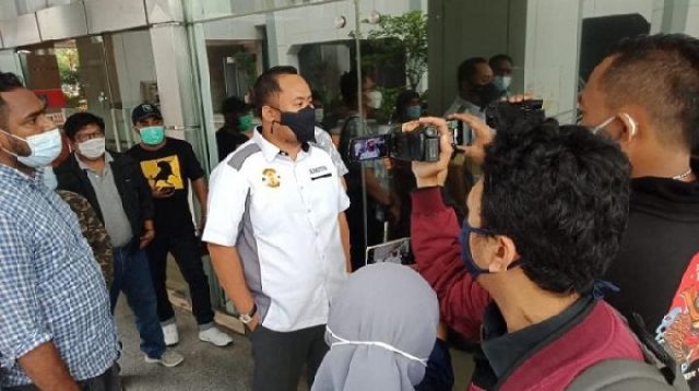 Kuasa hukum Paslon Nomor 01 Nikodemus dan Yohanis Yly, Adhitya Nasution, saat mendatangi Kemendagri ihwal kasus kewarganegaraan yang menjerat Bupati Sabu Raijua terpilih Orient Riwu Kore, Jakarta, Selasa, 9 Februari 2021. Foto Antara.