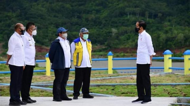Jokowi dan rombongan saat meresmikan bendungan Napun Napun Gete