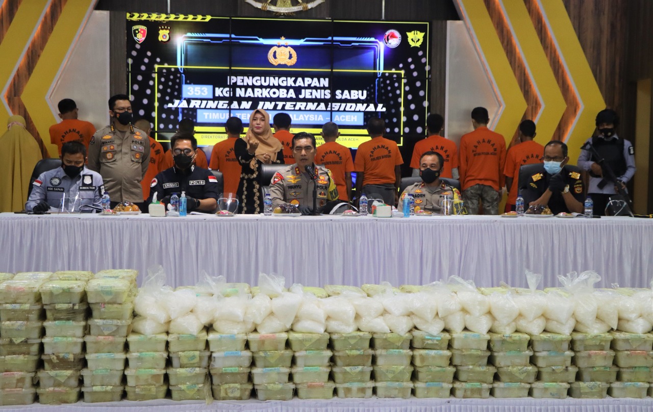 Tersangka dan narkotika jenis sabu yang diamankan Polda Aceh (foto: Istimewa)