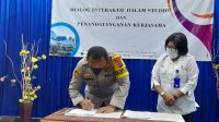 Kapolres Ende dan Kepala RRI saat menandatangani MoU