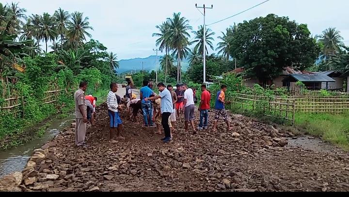 Warga dua desa saat memperbaiki jalan (Foto: Yoris)
