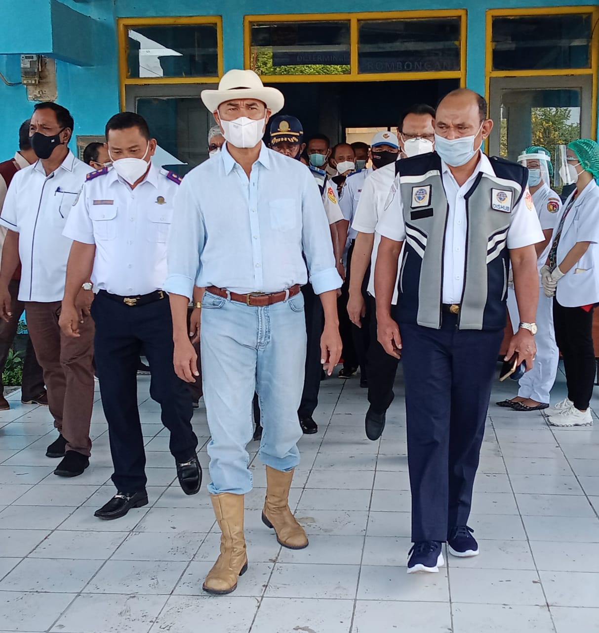 Gubernur NTT, Viktor Bungtilu Laiskodat (VBL) bersama rombongan saat memantau situasi dan kondisi Terminal Tipe B Lolowa-Atambua pada Kamis (25/03/2021)-(foto: Humas Pemprov)