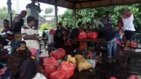 Masyarakat Desa Wolokota, Kekasewa, dan Nila menanti perahu motor beroperasi di Pelabuhan Mini Bita Beach (foto: FD)