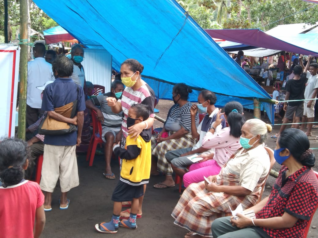 Masyarakat Desa Ilekimok - Lembata sedang mendengarkan promosi kesehatan (Foto: istimewa)