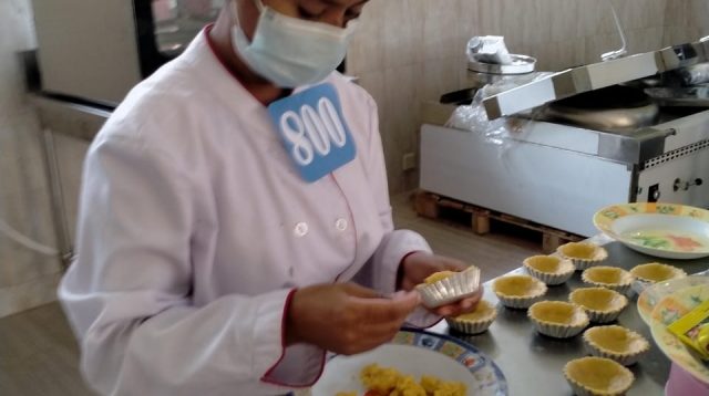 Siswa Tata Boga SMKK Muktyaca sedang melaksanakan UKK