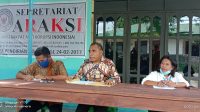 Ketua ARAKSI Alfred Baun (tengah) dan tim saat memberikan pernyataan Pers