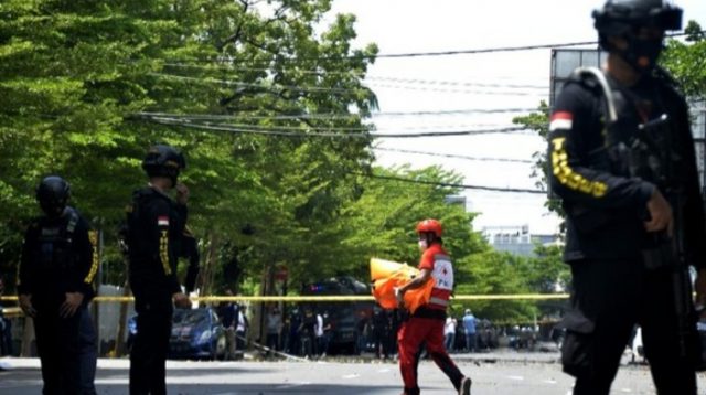 Polisi memeriksa area sekitar ledakan bom bunuh diri di depan Gereja Katedral Makassar. Pemeriksaan dilakukan untuk kumpulkan informasi terkait insiden tersebut Lokasi Ledakan Bom Bunuh Diri di Makassar Diperiksa Polisi (Foto: ANTARA FOTO/ABRIAWAN ABHE)