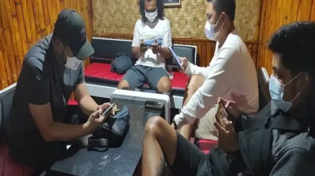 Nongkrong bersama pengusaha di pub berkedok cafe, Kasatreskrim Polres Sikka, terciduk tim gabungan saat razia yustisi, Sabtu (20/3/2021) malam. (Foto/iNews TV/Joni Nura)
