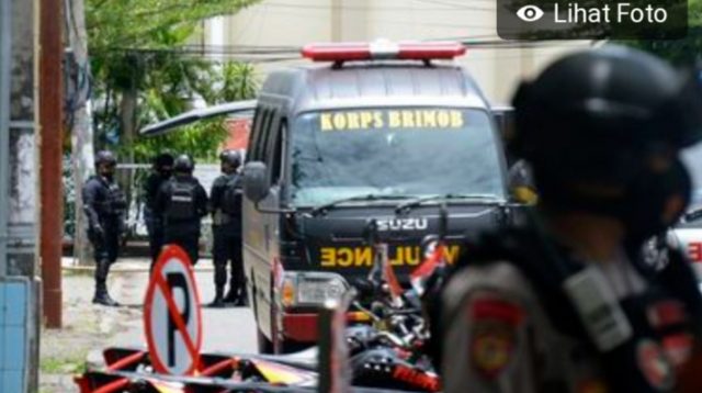 Petugas kepolisian berjaga di lokasi dugaan bom bunuh diri di depan Gereja Katolik Katedral, Makassar, Sulawesi Selatan, Minggu (28/3/2021). (ANTARA FOTO/ABRIAWAN ABHE
