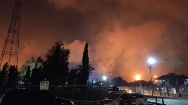 Suasana kilang minyak PT Pertamina RU VI Balongan, Kabupaten Indramayu saat terbakar. Saat ini penyebab kebakaran masih belum diketahui dan sedang didalami pihak kepolisian. (Kompas.com/ALWI)