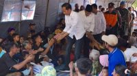 Presiden Jokowi menyalami korban banjir