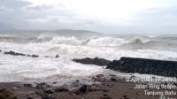Gelombang Laut menghantam beberapa bagian Talud di wilayah pesisir Ile Ape, Kabupaten Lembata, NTT (foto: istimewa)