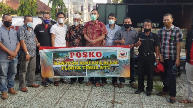 Ikakatan Keluarga Minang Sakato (IKMS) Kabupaten Ende memberikan bantuan kepada korban bencana alam di Adonara