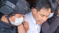 Mantan Sekretaris Umum FPI Munarman saat ditangkap Tim Densus 88 (Foto: Detik)