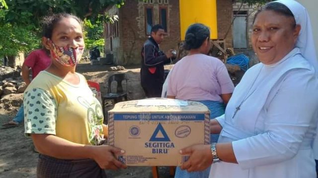 Sr. Stanisia CIJ saat memberi bantuan kepada masyarakat korban banjir