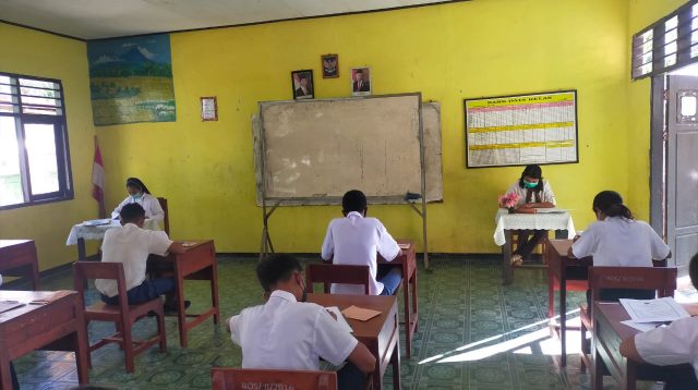 Siswa Kelas IX SMP Santa Theresia 1 Tuapukan sedang mengikuti Ujian Sekolah