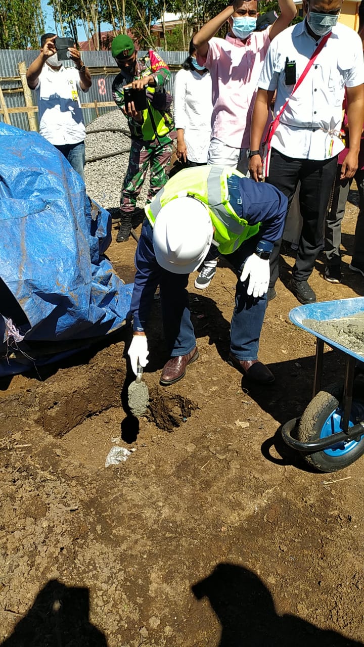 Wakil Gubernur NTT, Josef Nae Soi (JNS) melakukan peletakan batu pertama (Groundbreaking) Pembangunan Rumah Susun (Rusun) Sekolah di Seminari Santo Yohanes Berkhmans Mataloko, Rabu (05/05/2021