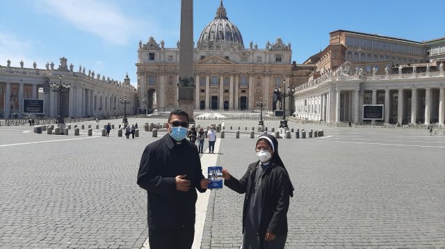 Ket foto: Pastor Dr Markus Solo Kewuta SVD dan Sr Petro de Ona FSSE berfoto bersama sambil memegang buku Jejak dari Rantau di lapangan Basilika Santo Petrus, Vatikan, Selasa (18/05/2021). Foto: Dok. Ansel Deri