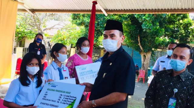 Bupati Ende, Djafar Achmad, saat menyerahkann santunan kepada penerima