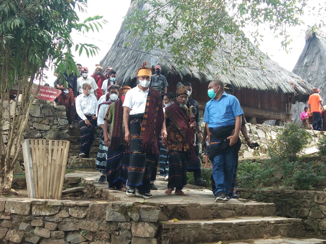 Gubernur Laiskodat pada saat kunjungan kerja ke Kampung Adat Wologai