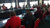 DPRD Ende beraudiensi dengan massa aksi dari PMKRI Cabang Ende yang melakukan aksi damai menyoroti persoalan pelayanan publik pada Dinas Kependudukan dan Pencatatan Sipil Kabupaten Ende, Jumat (28/05/2021).