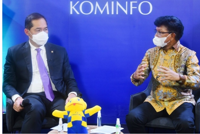 Menkominfo Johnny G. Plate (kanan) saat berbincang dengan Menteri Perdagangan Muhammad Lutfi (kiri), di acara Forum Merdeka Barat 9 (FMB9) yang diselenggarakan Kementerian Kominfo di Media Center Kantor Kementerian Kominfo, Jakarta, Senin (03/05/2021). - (AYH)