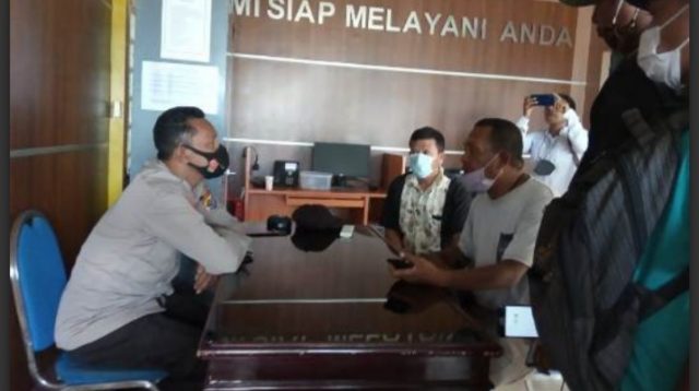 Para awak media saat membuat laporan polisi di Mapolres Ende