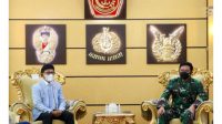 Menkominfo Johnny G. Plate saat bertemu Panglima TNI Marsekal TNI Hadi Tjahjanto di Markas Besar TNI Cilangkap, Rabu (05/05/2021)