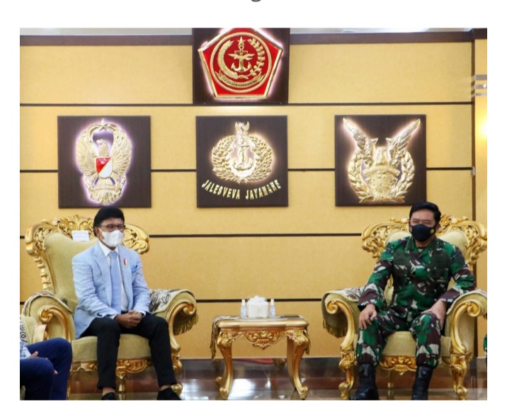 Menkominfo Johnny G. Plate saat bertemu Panglima TNI Marsekal TNI Hadi Tjahjanto di Markas Besar TNI Cilangkap, Rabu (05/05/2021)