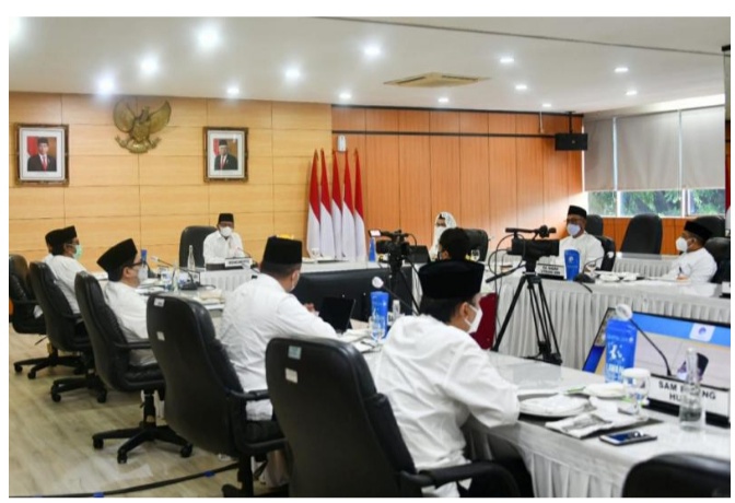 Menkominfo Johnny G. Plate bersama pejabat pimpinan tinggi madya dalam Halal bihalal Lebaran Digital Keren yang berlangsung tatap muka terbatas dan virtual dari Kantor Kementerian Kominfo, Jakarta, Senin (17/05/2021). - (AYH)