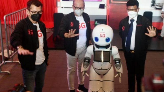 Menkominfo Johnny G. Plate bersama Komisaris Utama PT Telkomsel; Wishnutama Kusubandio dan Direktur Utama Telkom Indonesia; Ririek Adriansyah usai menghadiri peresmian 5G Telkomsel di Vertical Garden the Telkom Hub, Jakarta, Kamis (27/05/2021). - (AYH)