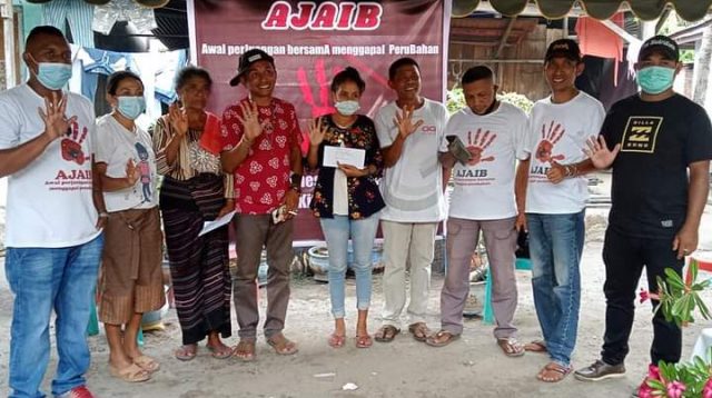 Pendiri Komunitas Keluarga AJAIB dan para pengurus berfoto bersama dengan salah satu anggota Keluarga AJAIB penerima klaim program AJAIB