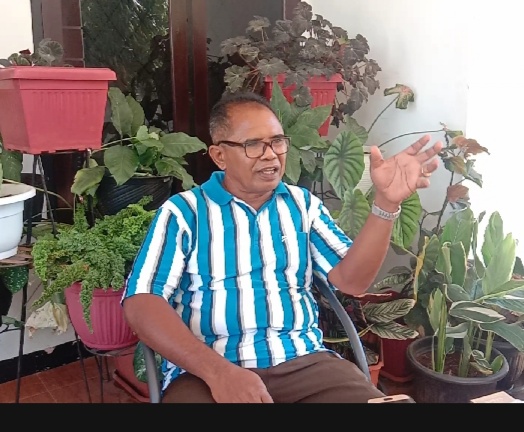 Prof. Dr. Simon Sabon Ola, M.Hum saat berbincang dengan wartawan di rumahnya