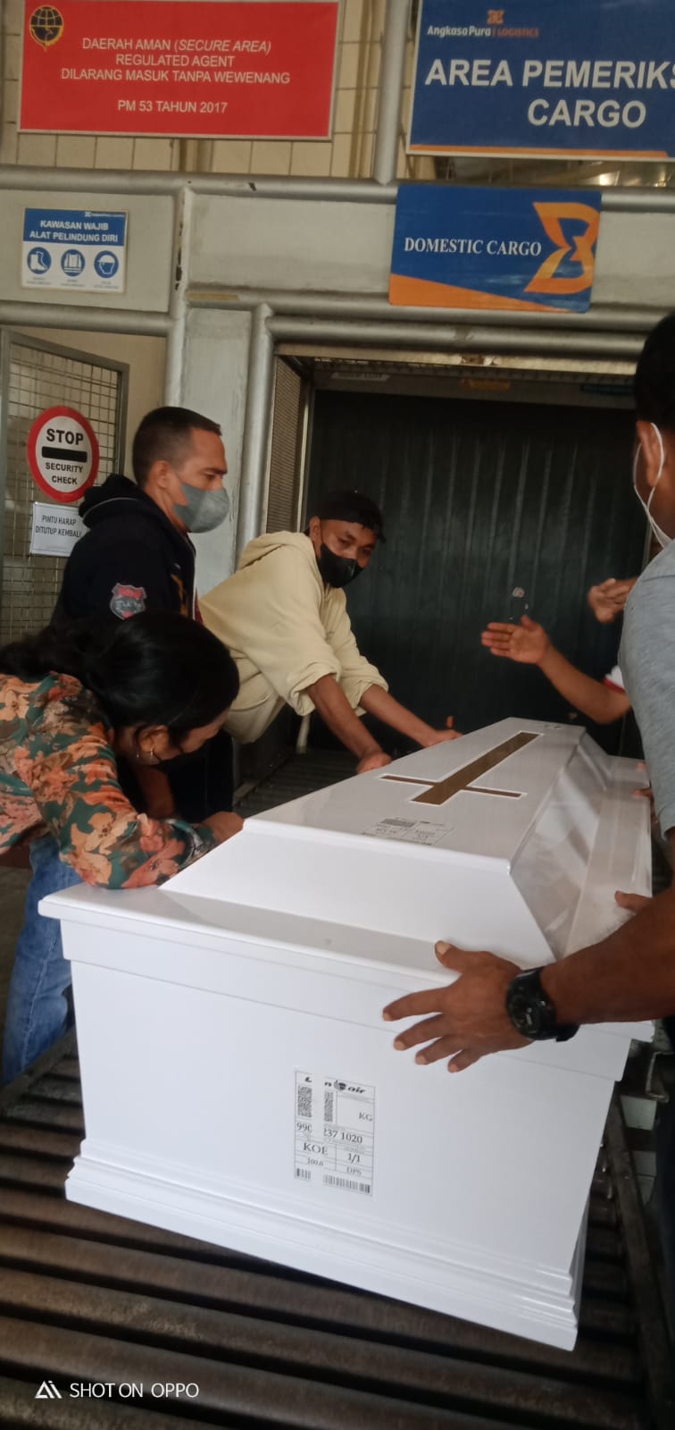 Jenazah mantan Gubernur NTT, Frans Lebu Raya, ketika hendak dikirimkan pagi ini dari Ngurah Rai International Airport (Foto: Riska Wayong)