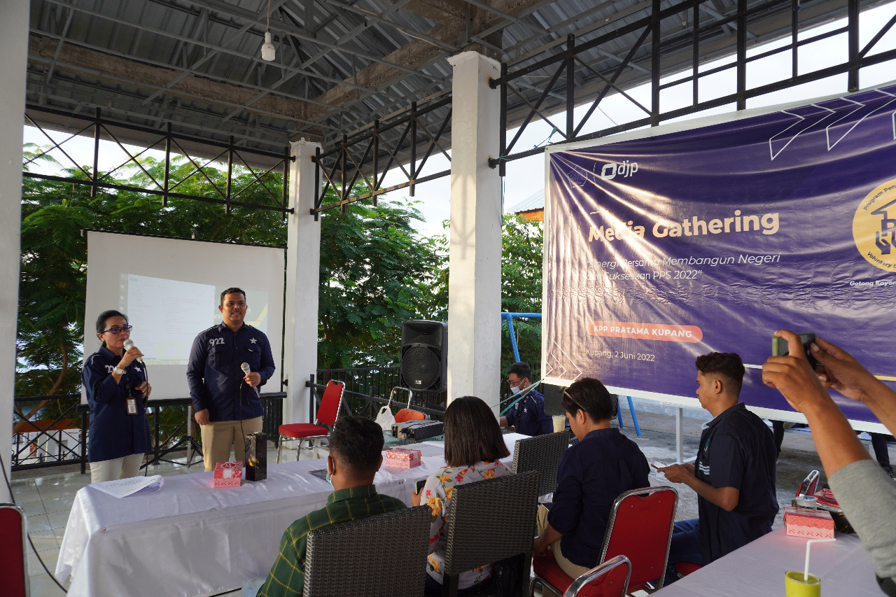 Kepala KPP Pratama Kupang, Ni Dewa Agung Ayu Sri Liana Dewi dalam kegiatan Media Gathering yang digelar di Bondi Cafe Kupang pada Kamis (02/06/2022).