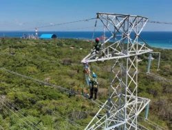 Menantang Risiko di Udara, Pejuang Kelistrikan PLN Kupang Pastikan Terang di Pulau Timor Tak Boleh Padam