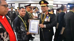 Apresiasi atas Dedikasi bagi Institusi dan Masyarakat, Kapolda NTT Berikan Penghargaan kepada Personel dan Tokoh Berprestasi