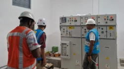 Dukung Pelabuhan Ramah Lingkungan di Kupang, PLN Alirkan Listrik Bersih untuk Kapal Terminal Semen Apung