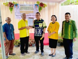 Gubernur Melki Laka Lena Serahkan Izin Operasional SMA Katolik St. Agustinus Tana Mali – Sumba Barat